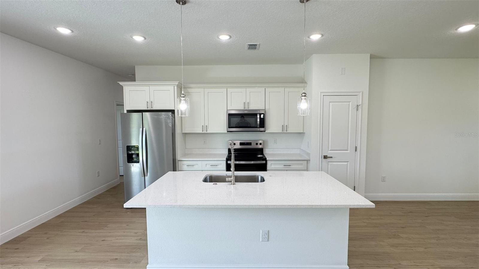 Listing photo id 1 for 742 Glenhaven Drive