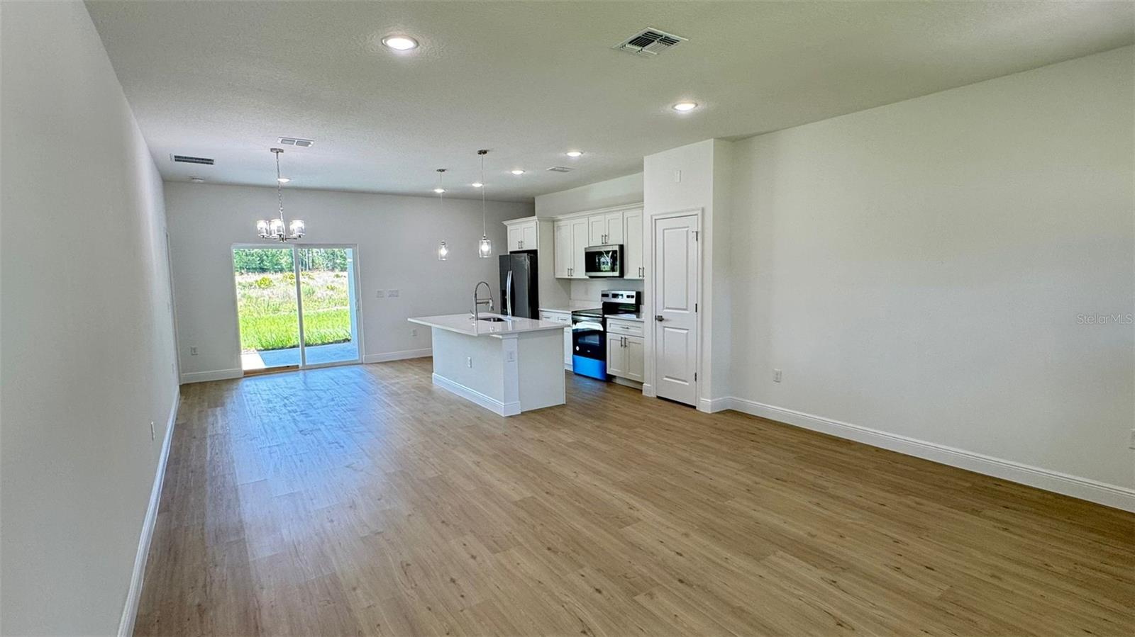 Listing photo id 2 for 742 Glenhaven Drive