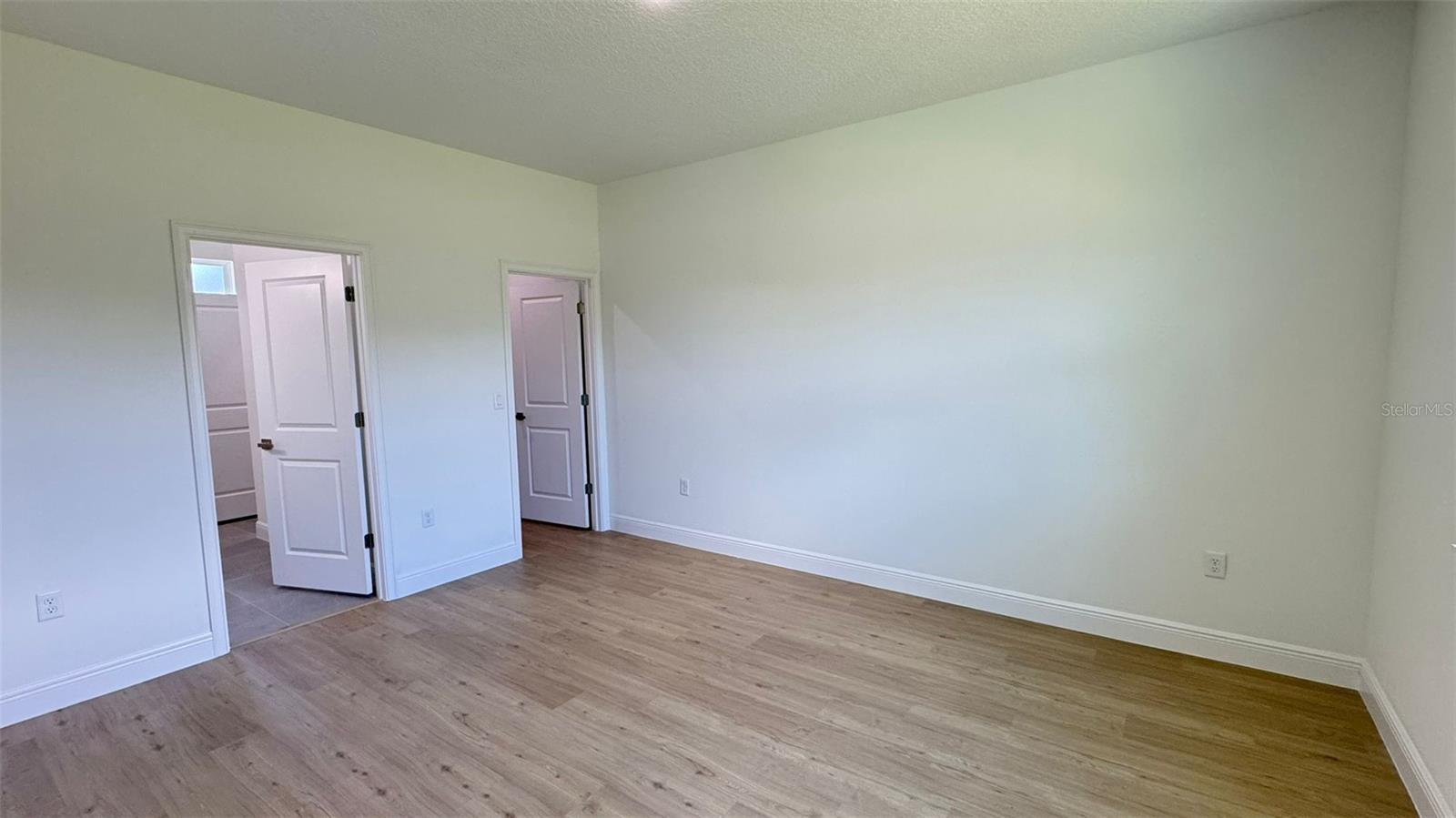 Listing photo id 3 for 742 Glenhaven Drive