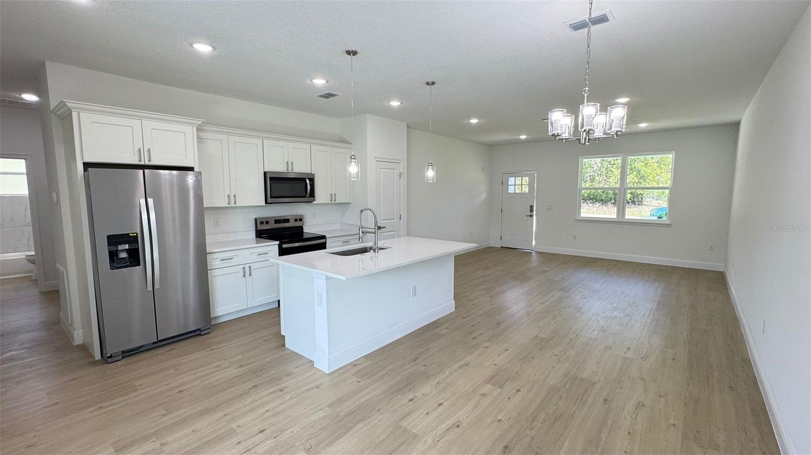 Listing photo id 5 for 742 Glenhaven Drive