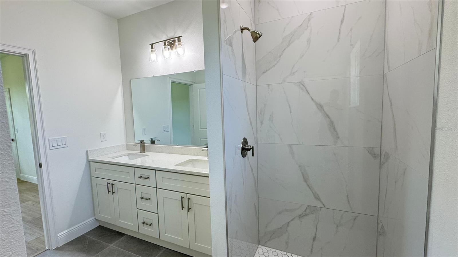 Listing photo id 7 for 742 Glenhaven Drive