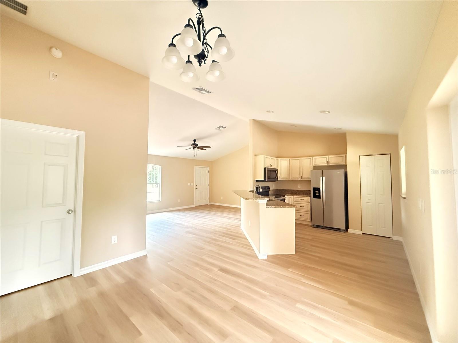 Listing photo id 2 for 14060 79th Terrace