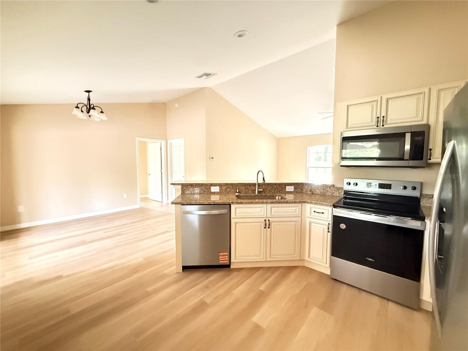 Listing photo id 3 for 14060 79th Terrace
