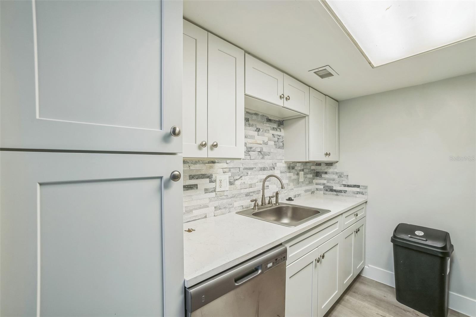 Image 6 of 13 For 936 Lake Destiny Road G