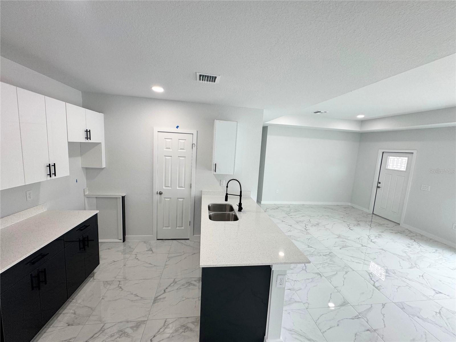 Image 3 of 31 For 842 Sentinela Boulevard