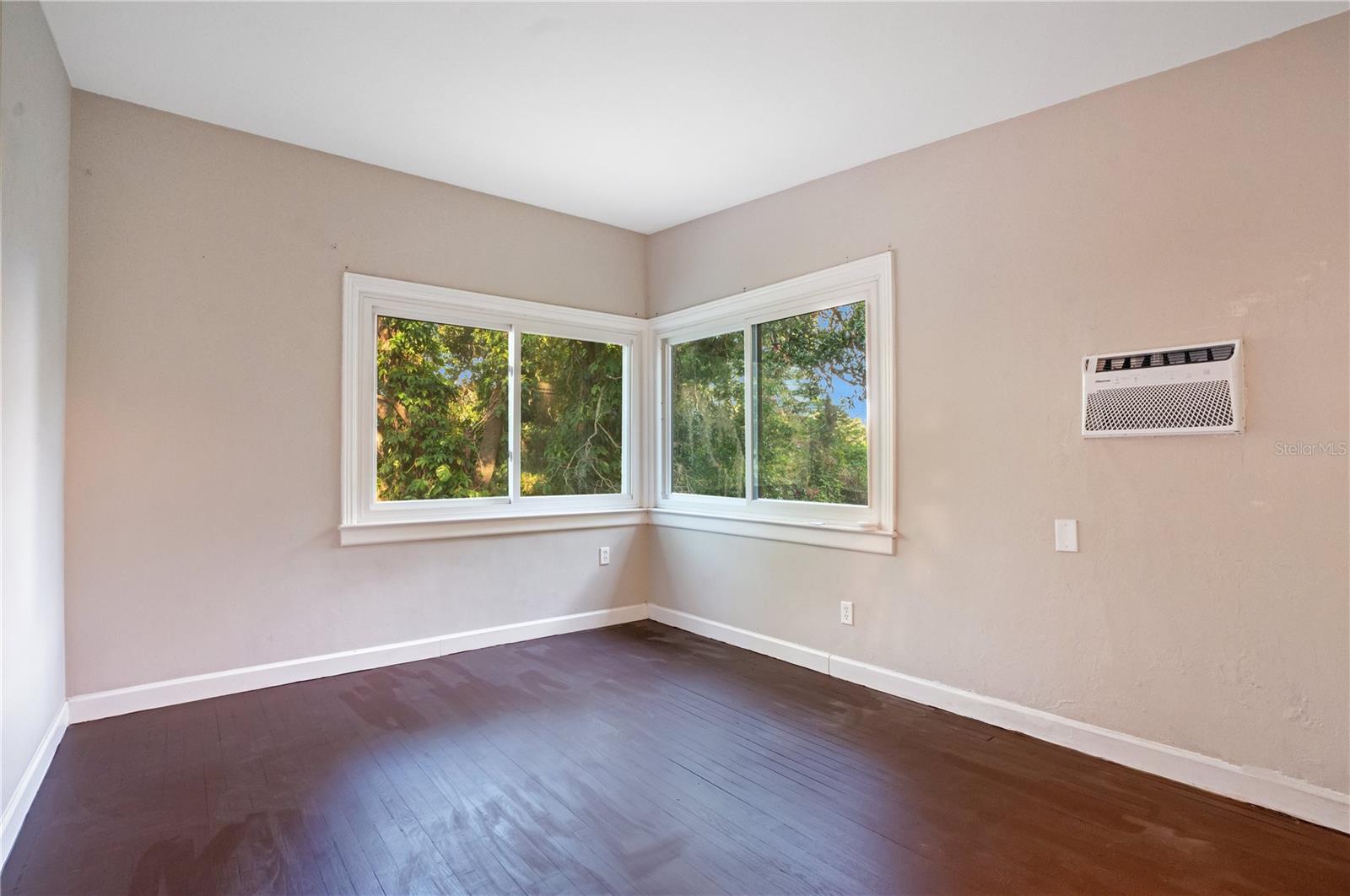 Image 11 of 33 For 1630 Lakeview Court