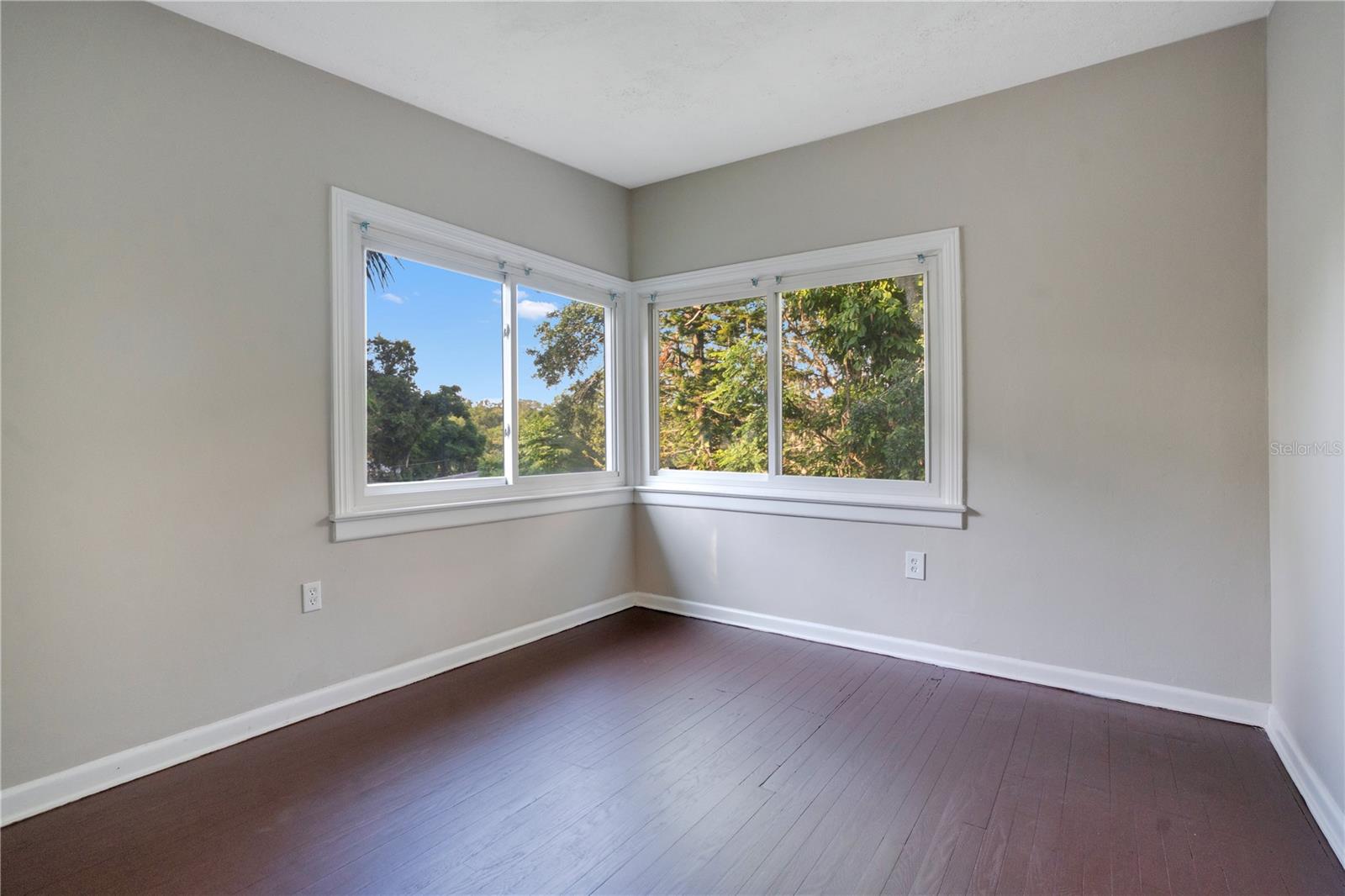 Image 12 of 33 For 1630 Lakeview Court