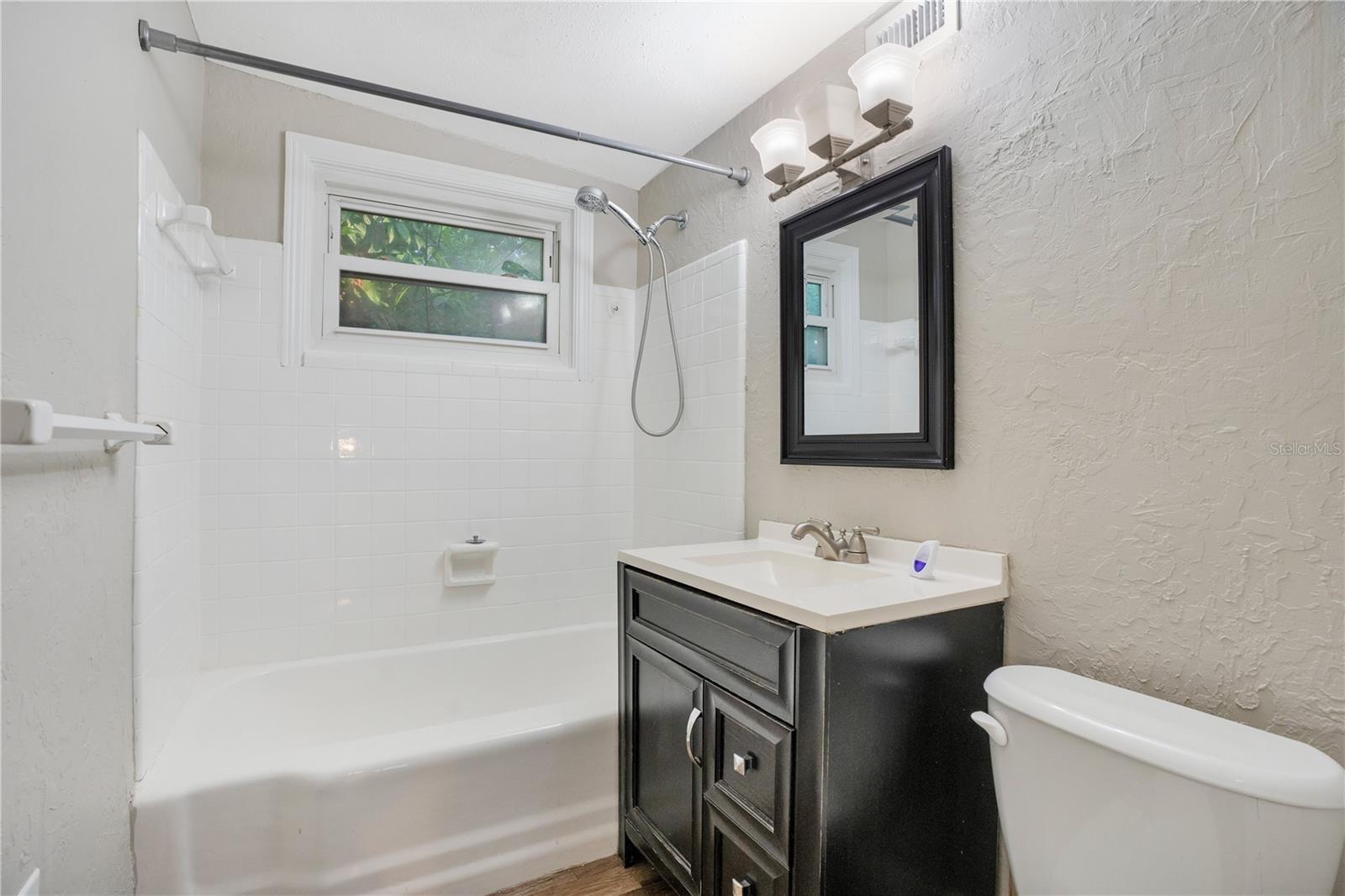 Image 13 of 33 For 1630 Lakeview Court