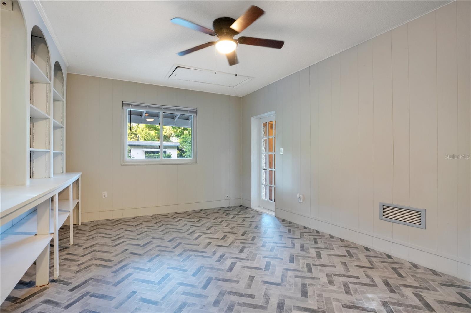 Image 17 of 33 For 1630 Lakeview Court