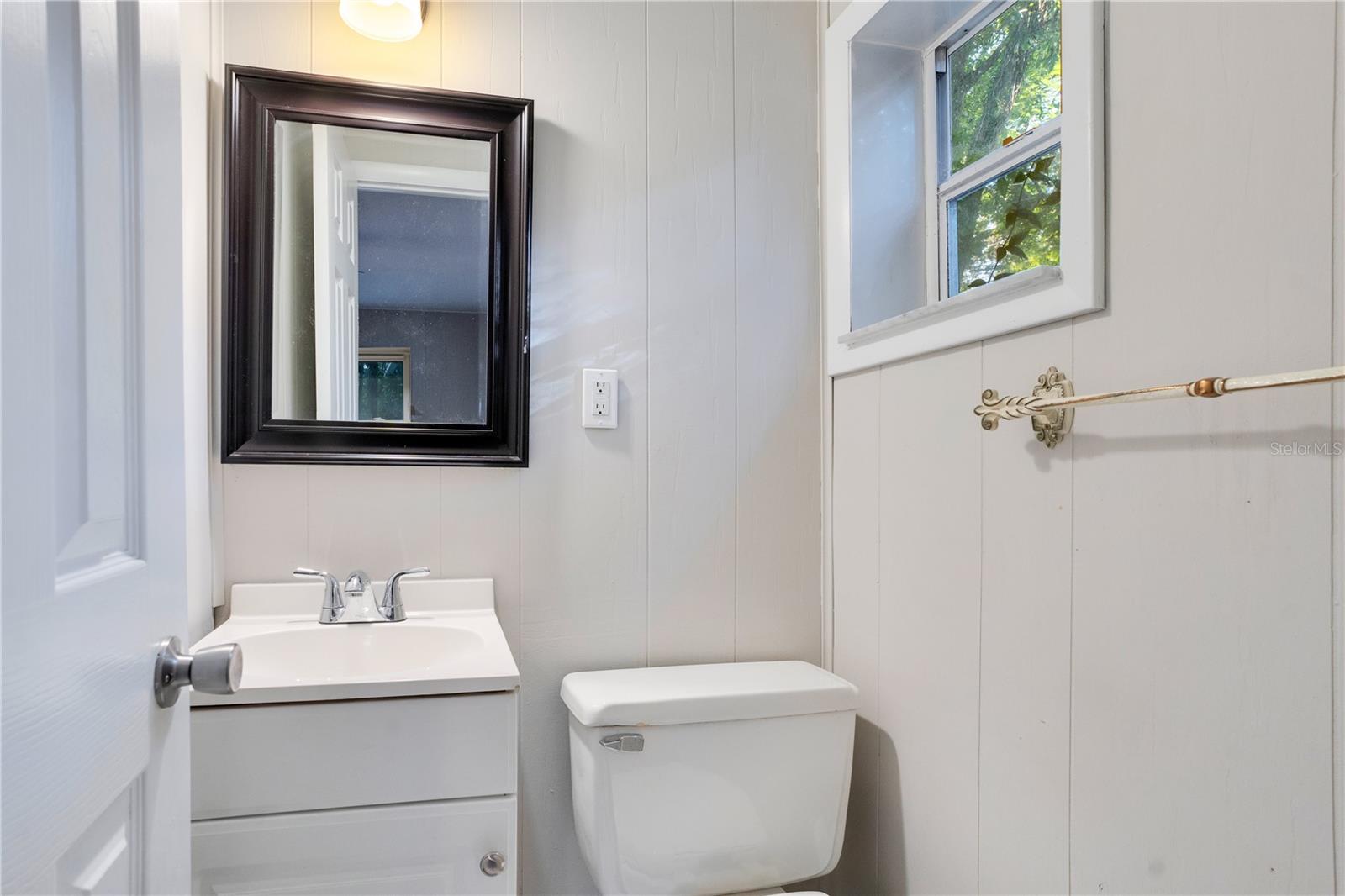 Image 18 of 33 For 1630 Lakeview Court