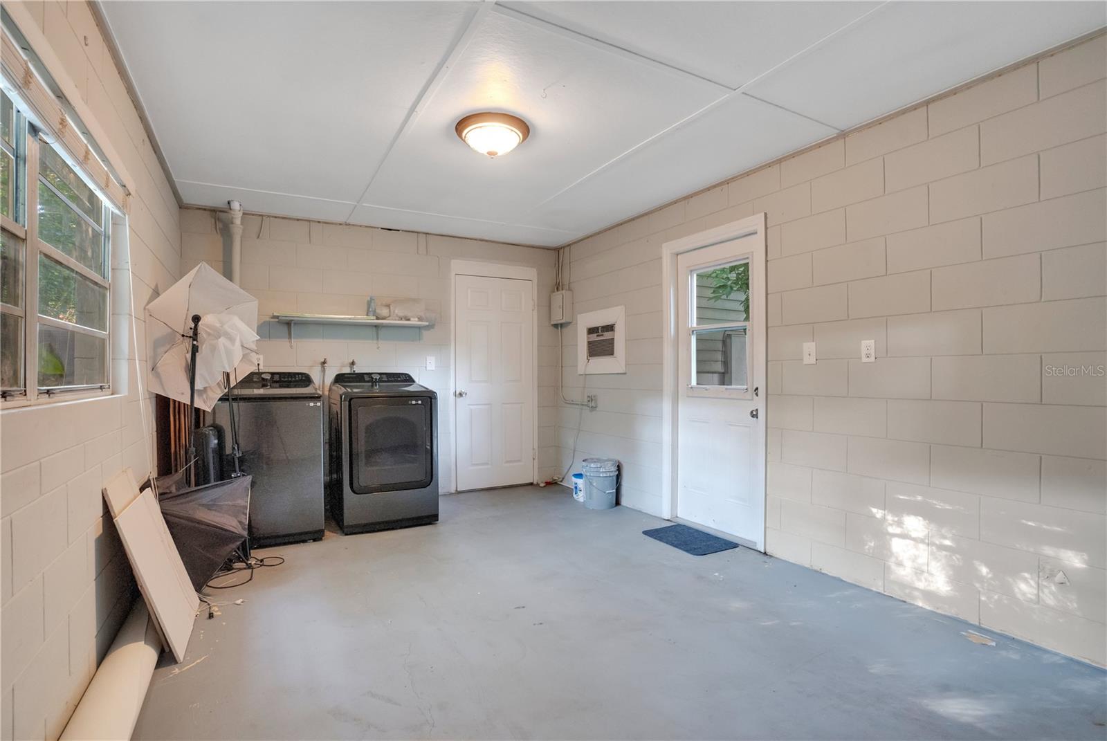 Image 19 of 33 For 1630 Lakeview Court