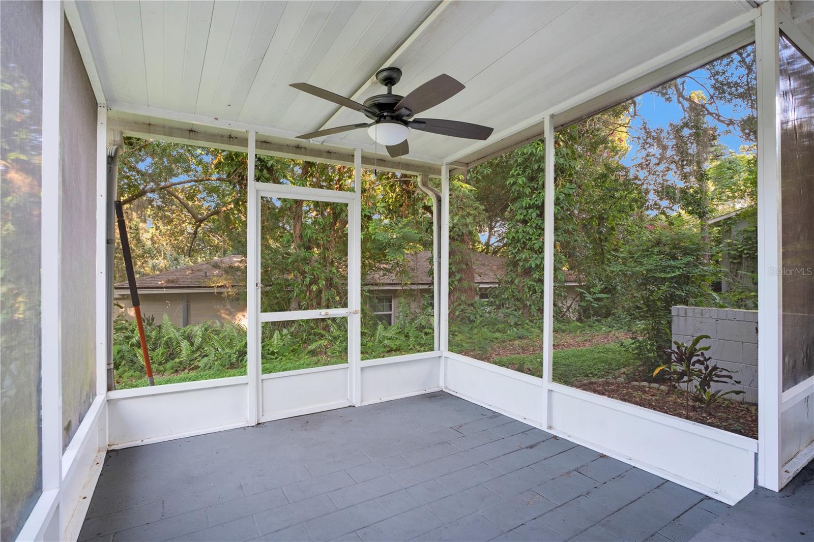 Image 21 of 33 For 1630 Lakeview Court