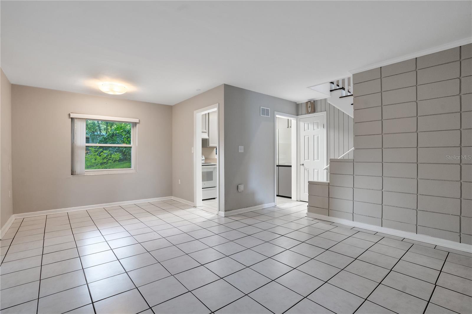 Image 4 of 33 For 1630 Lakeview Court