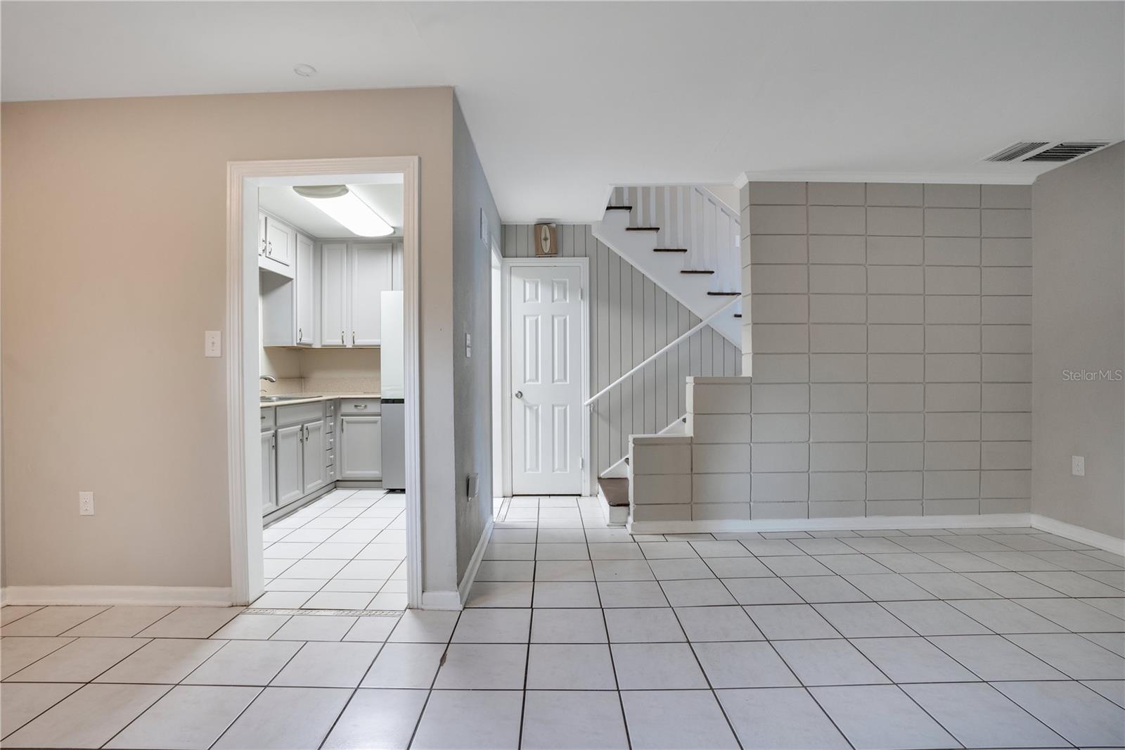 Image 5 of 33 For 1630 Lakeview Court