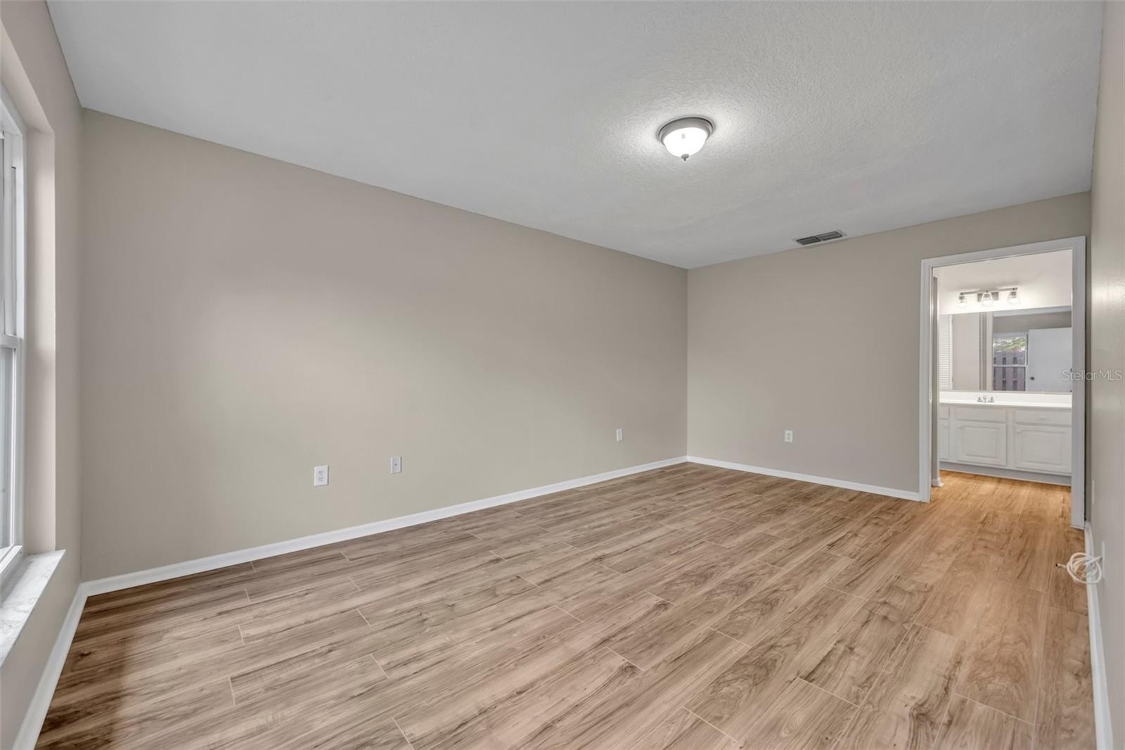 Image 18 of 27 For 557 Hunter Circle