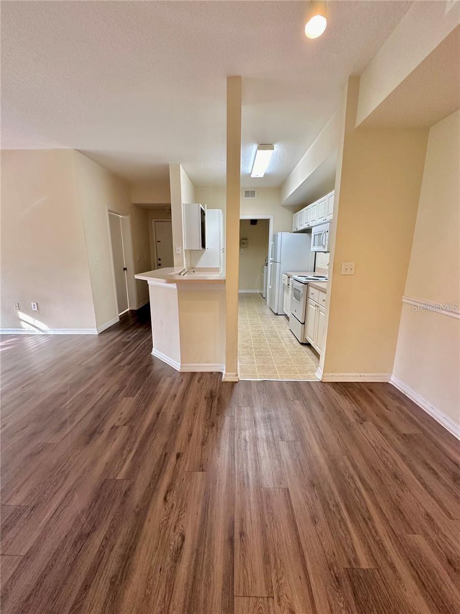 Image 5 of 28 For 5542 Metrowest Boulevard 211