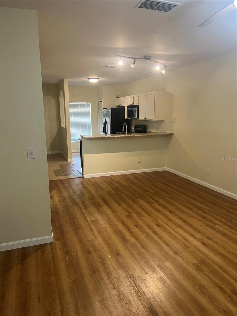 Image 6 of 25 For 454 Wilton Circle
