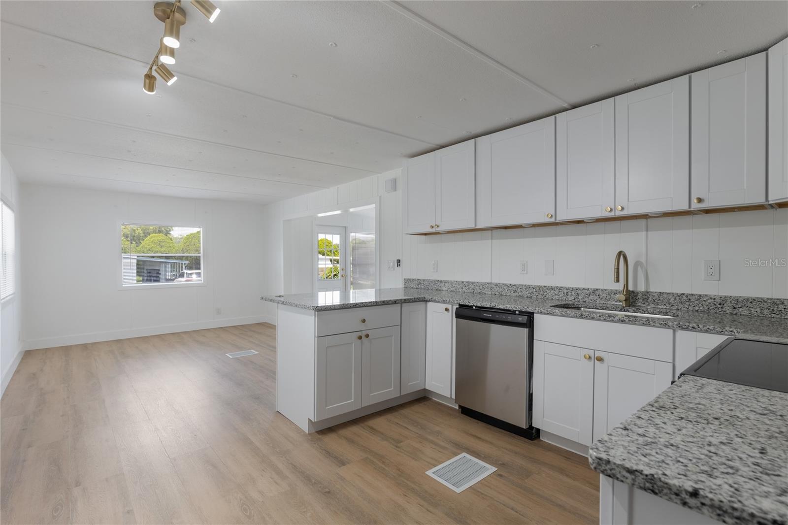 Image 6 of 21 For 814 Roseapple Avenue