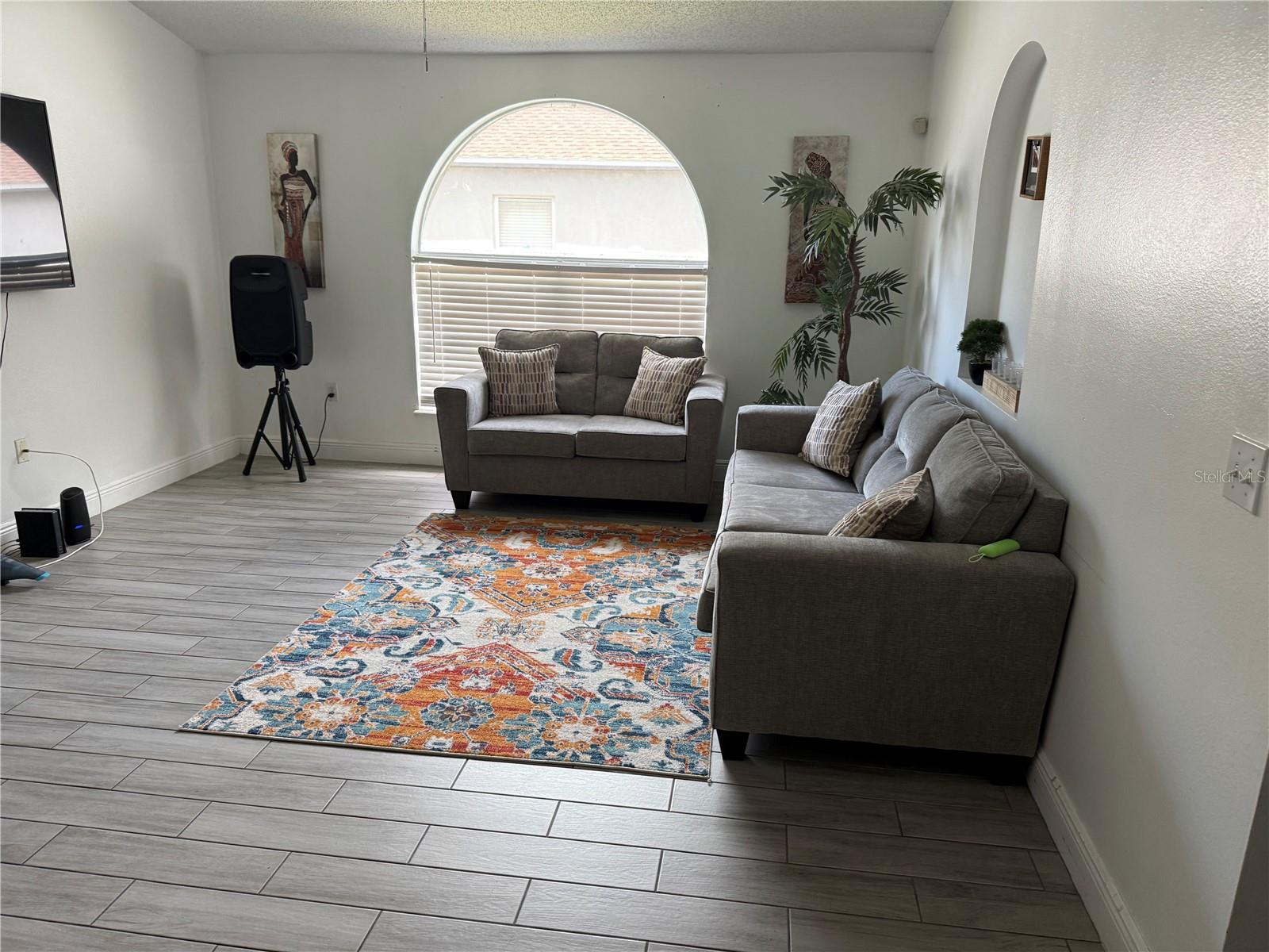 Image 5 of 20 For 5118 Laval Drive