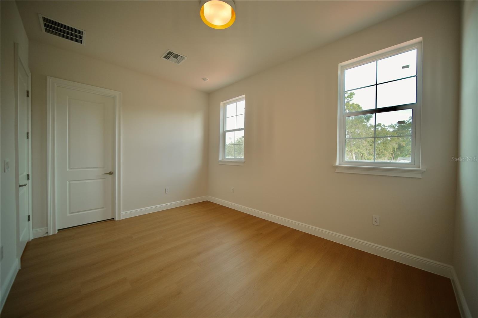 Image 19 of 32 For 1473 Berkshire Avenue