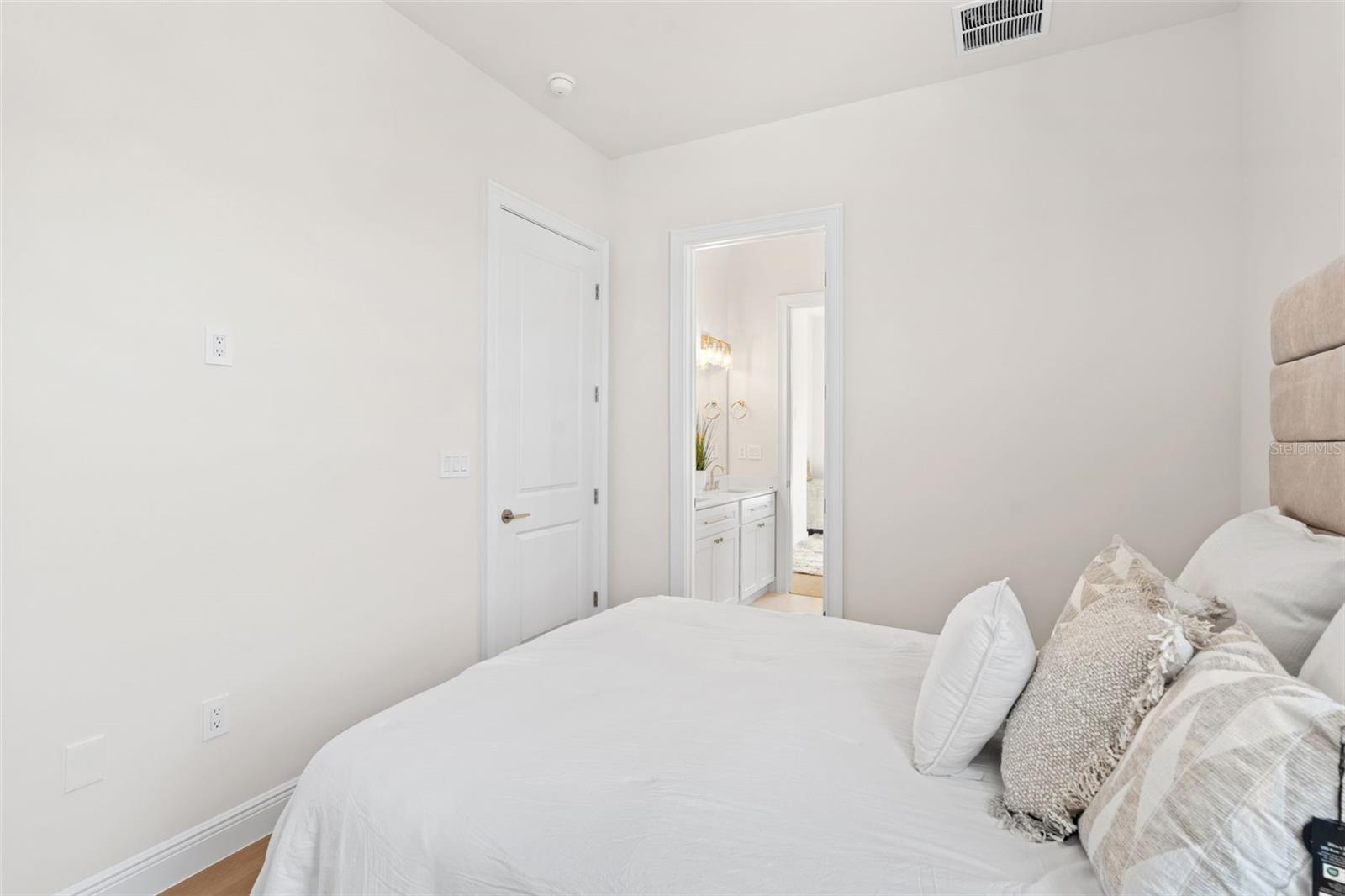 Image 34 of 53 For 1473 Berkshire Avenue