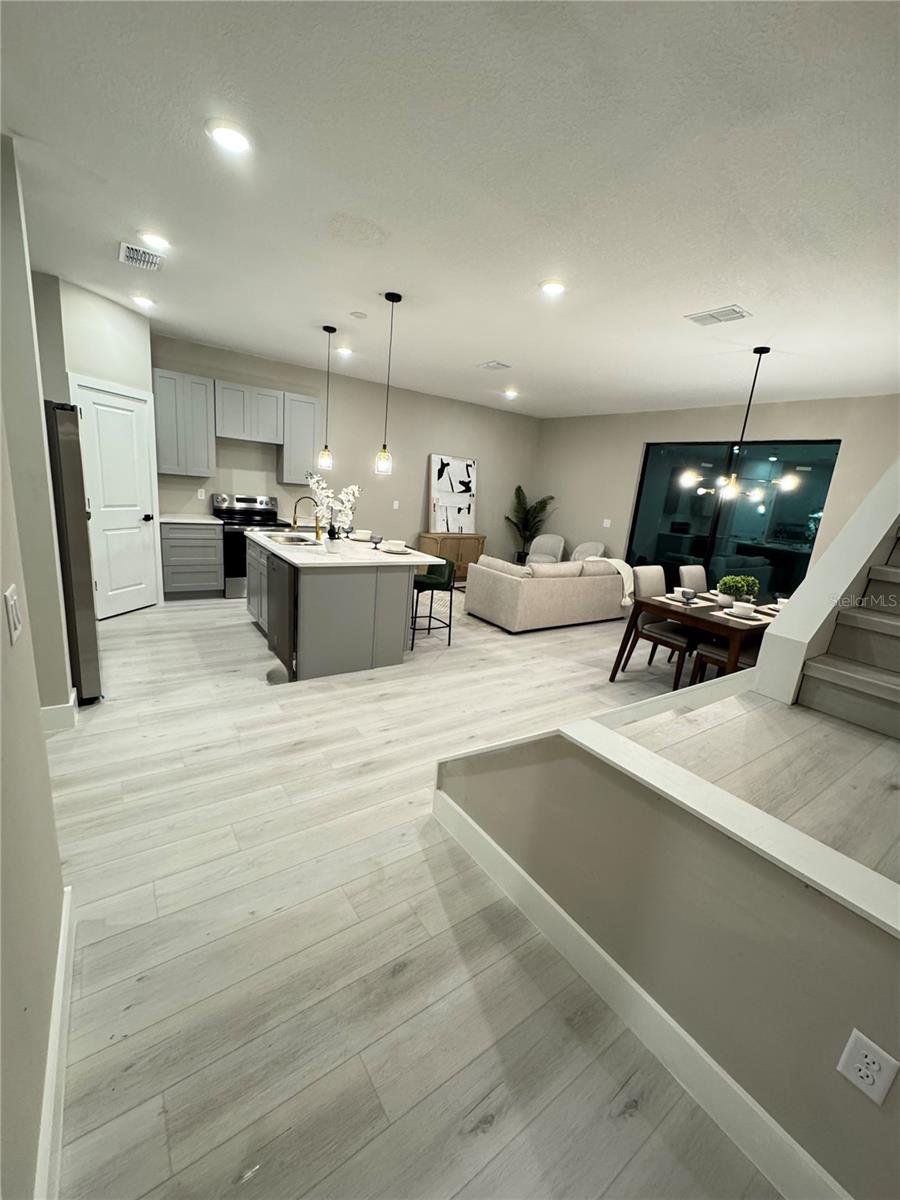 Image 5 of 16 For 1526 Hempel Avenue