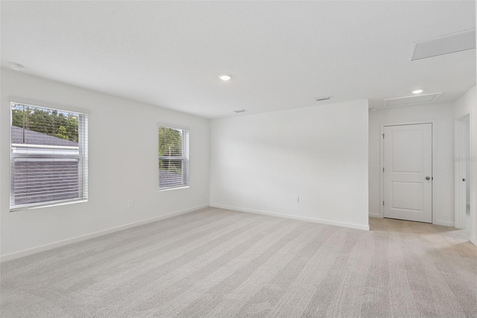 Image 11 of 40 For 33 Derbyshire Drive