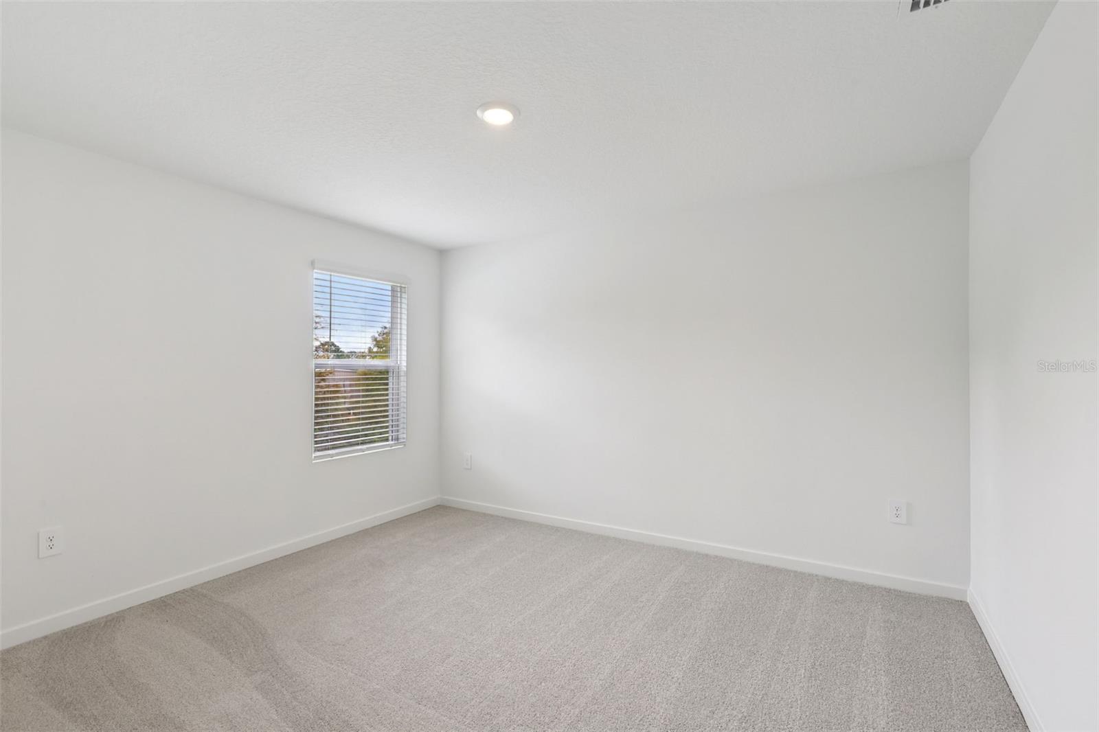 Image 15 of 40 For 33 Derbyshire Drive