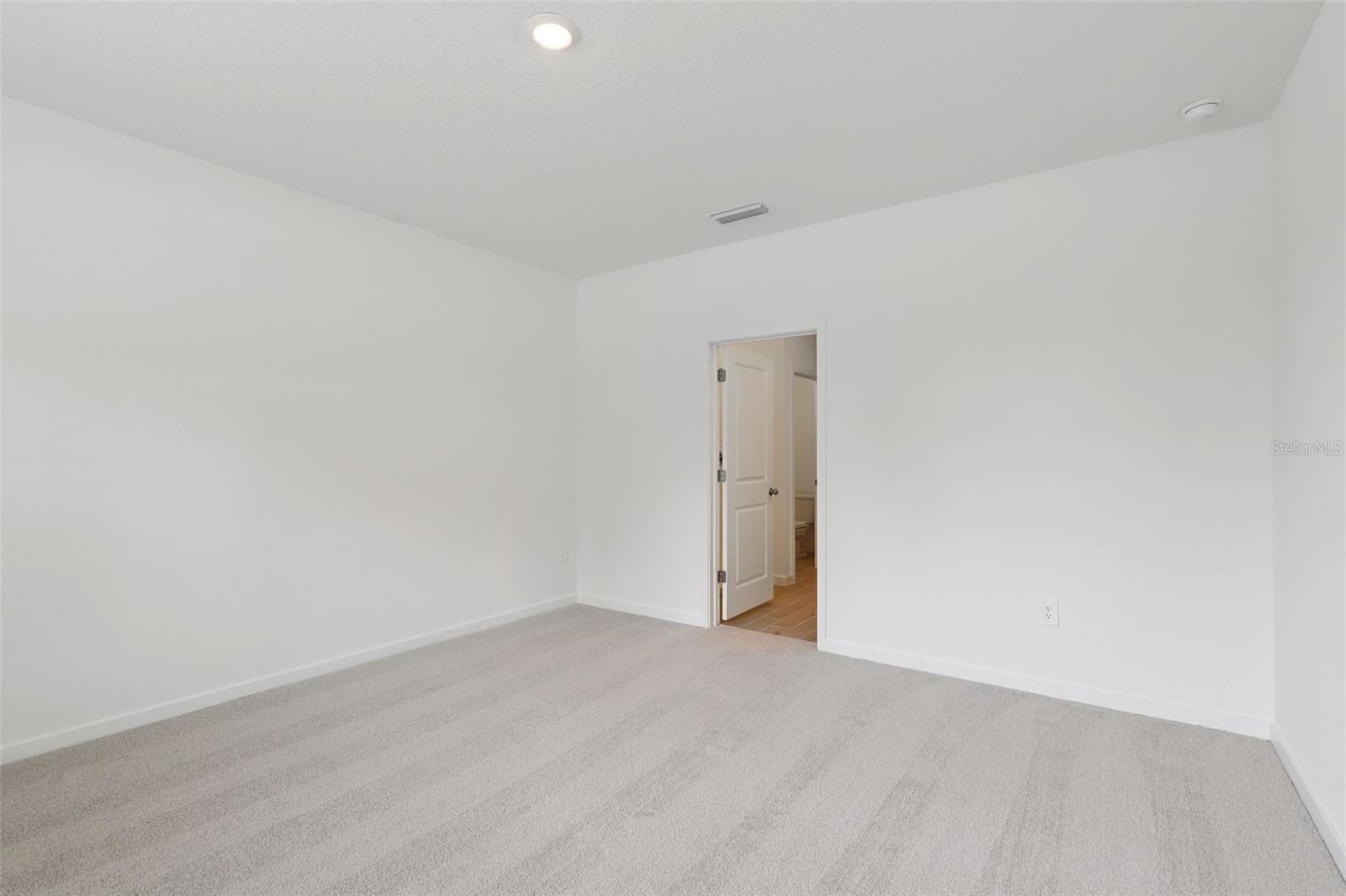 Image 31 of 40 For 33 Derbyshire Drive