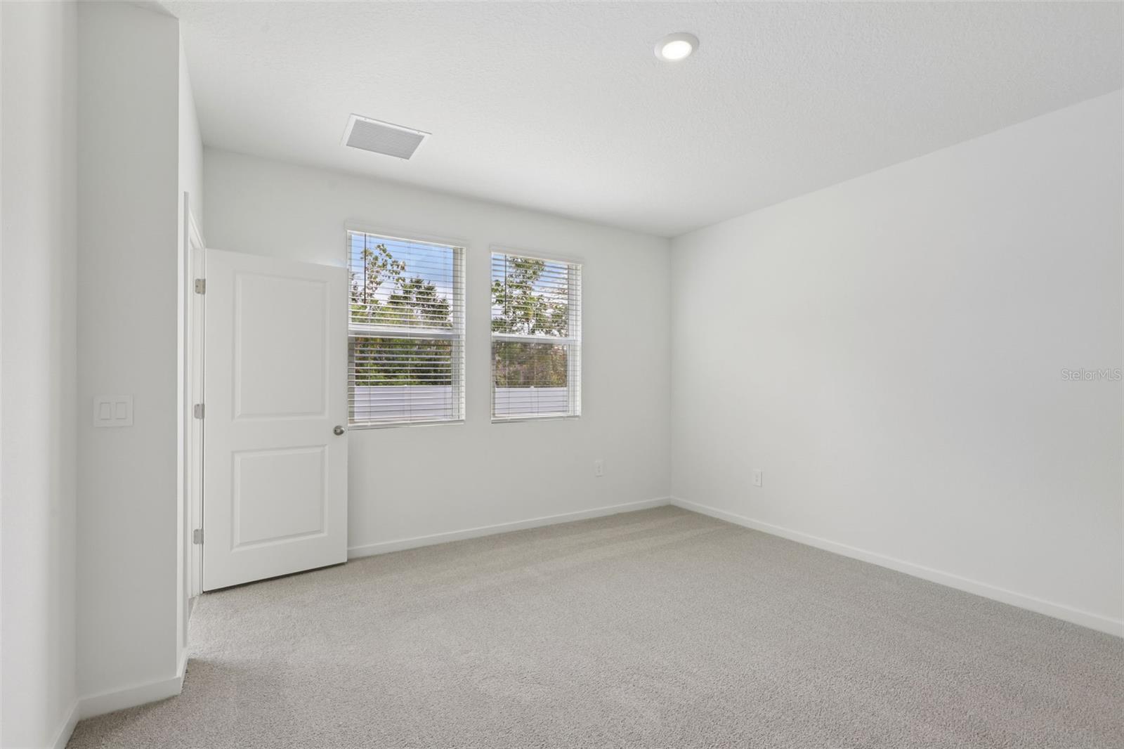 Image 32 of 40 For 33 Derbyshire Drive