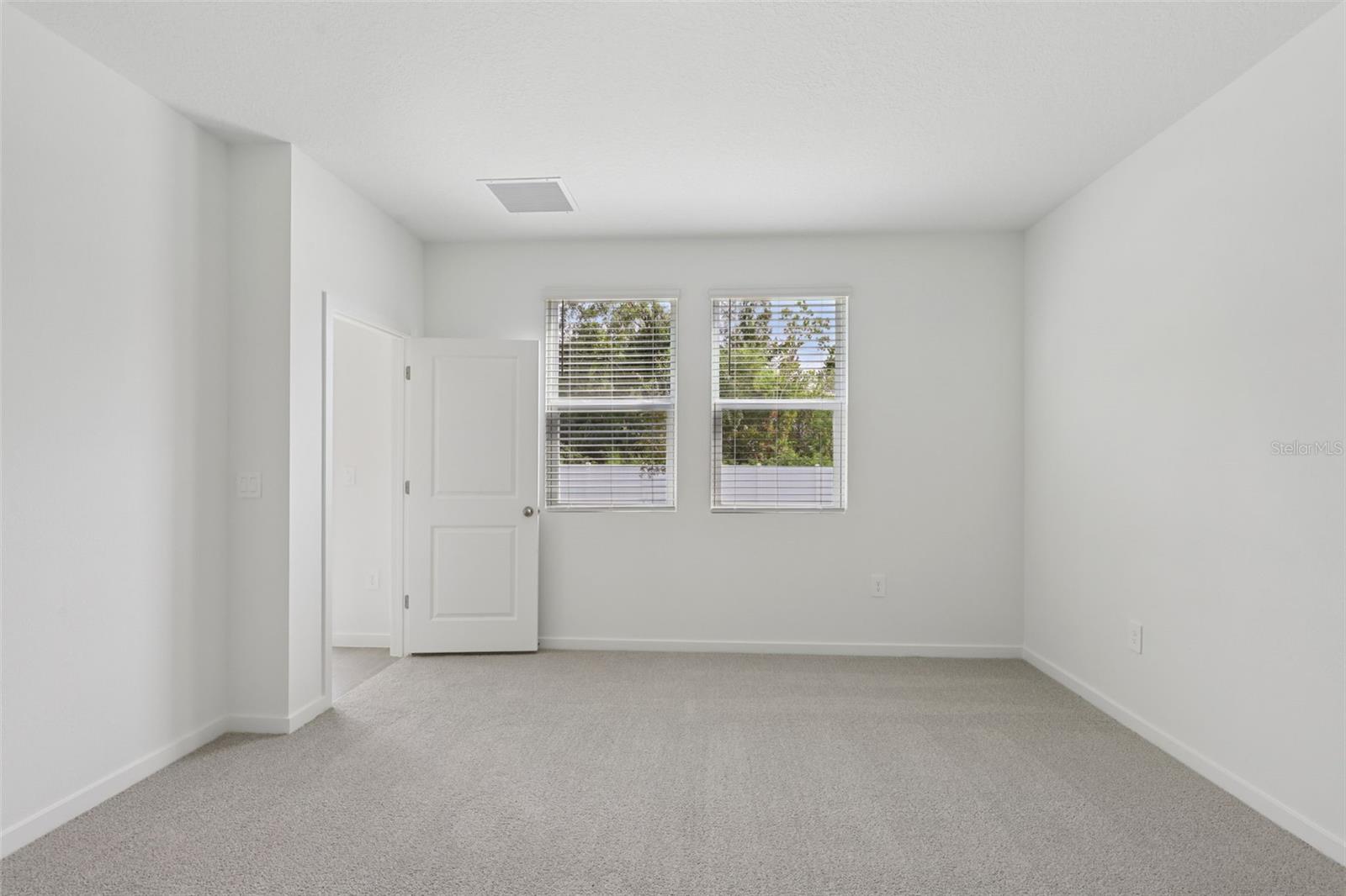 Image 33 of 40 For 33 Derbyshire Drive