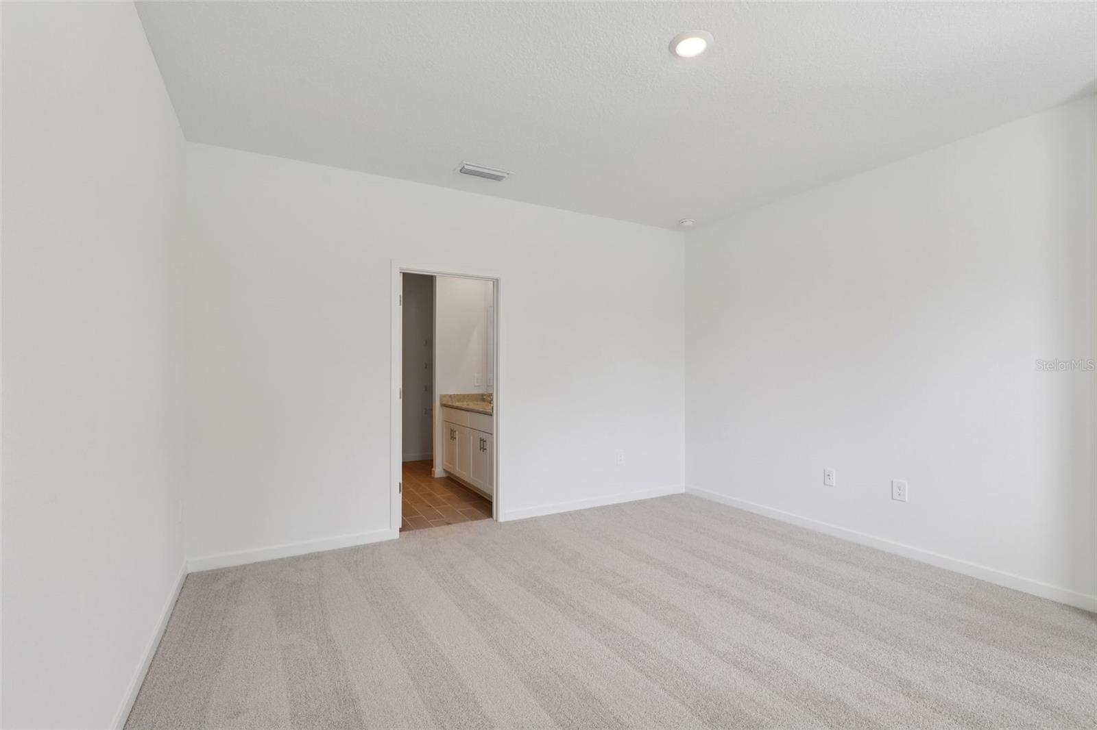 Image 35 of 40 For 33 Derbyshire Drive