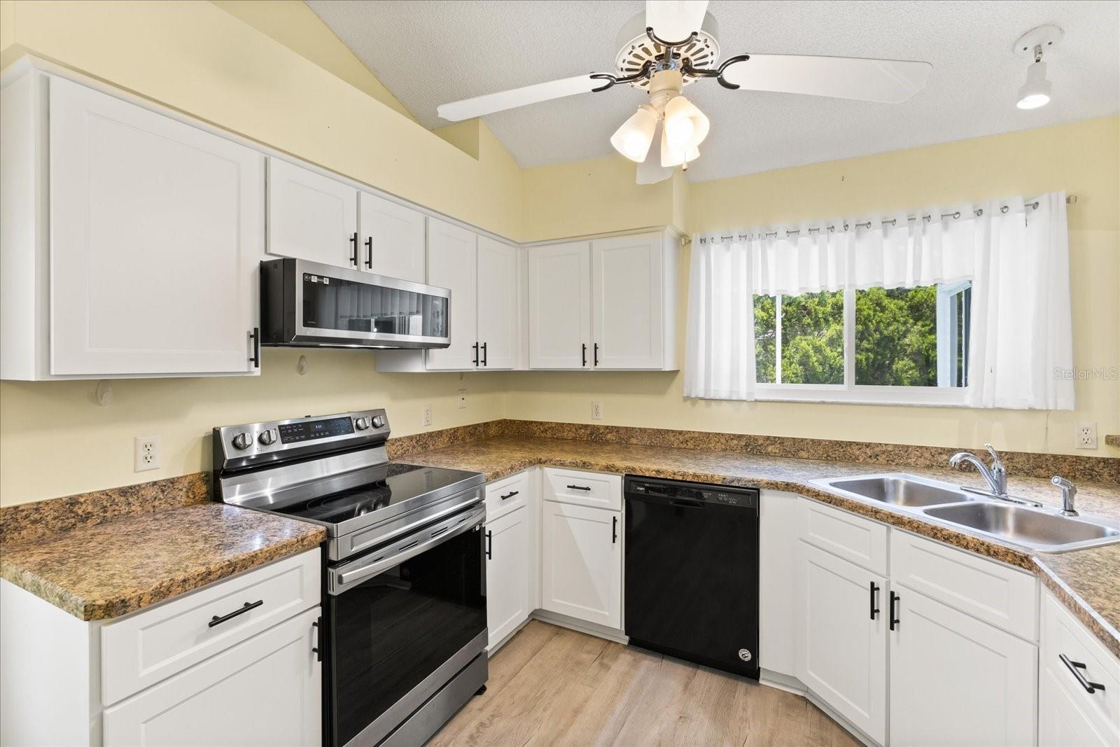 Image 4 of 17 For 956 Chula Court
