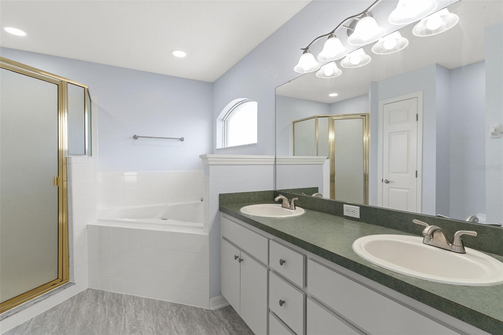 Image 20 of 35 For 906 Highland Crest Circle