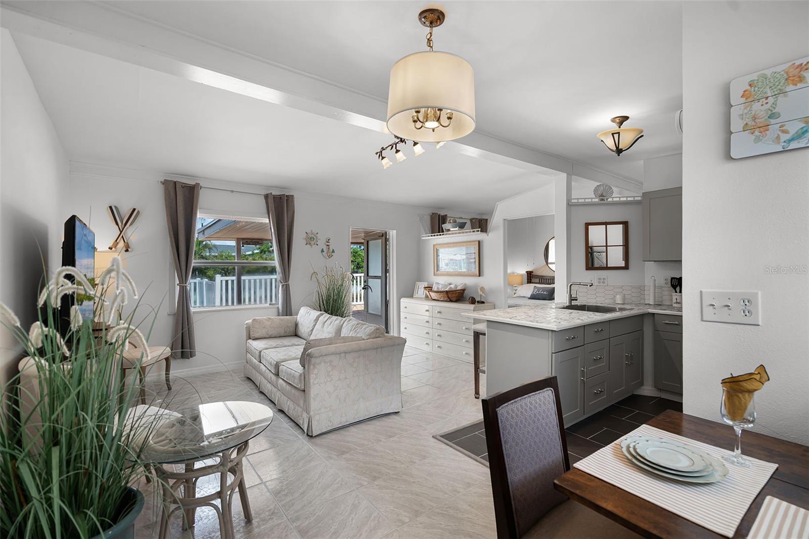 Listing photo id 13 for 13901 Old Dixie Highway