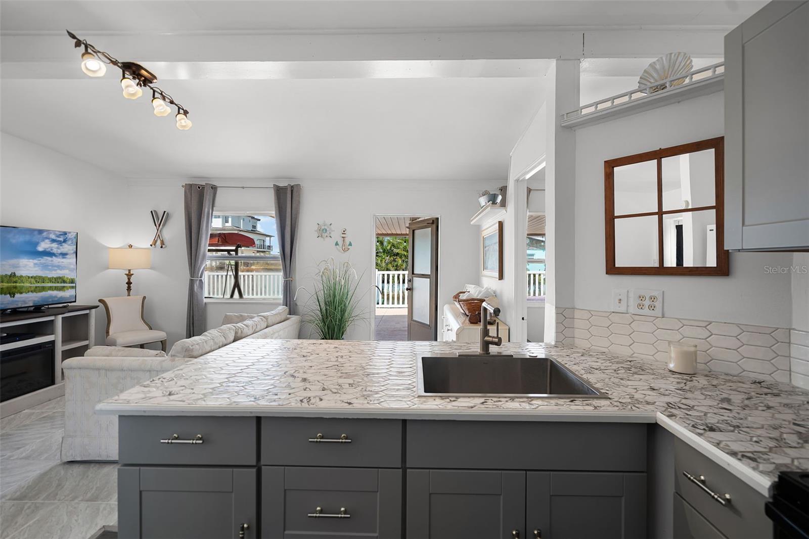 Listing photo id 14 for 13901 Old Dixie Highway