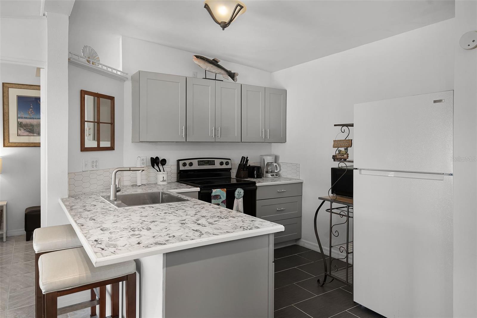 Listing photo id 16 for 13901 Old Dixie Highway