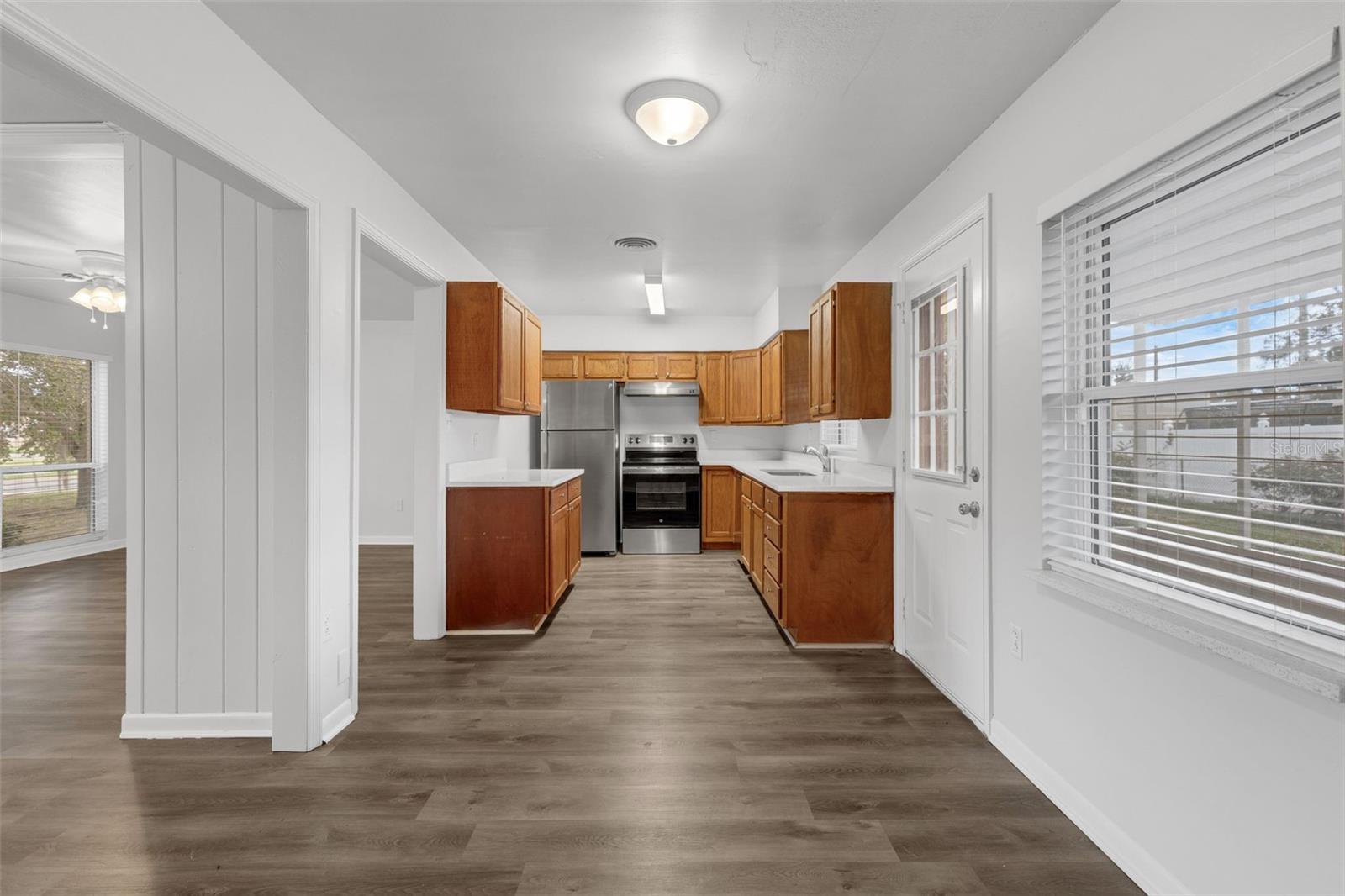 Image 10 of 33 For 203 Lakeview Avenue