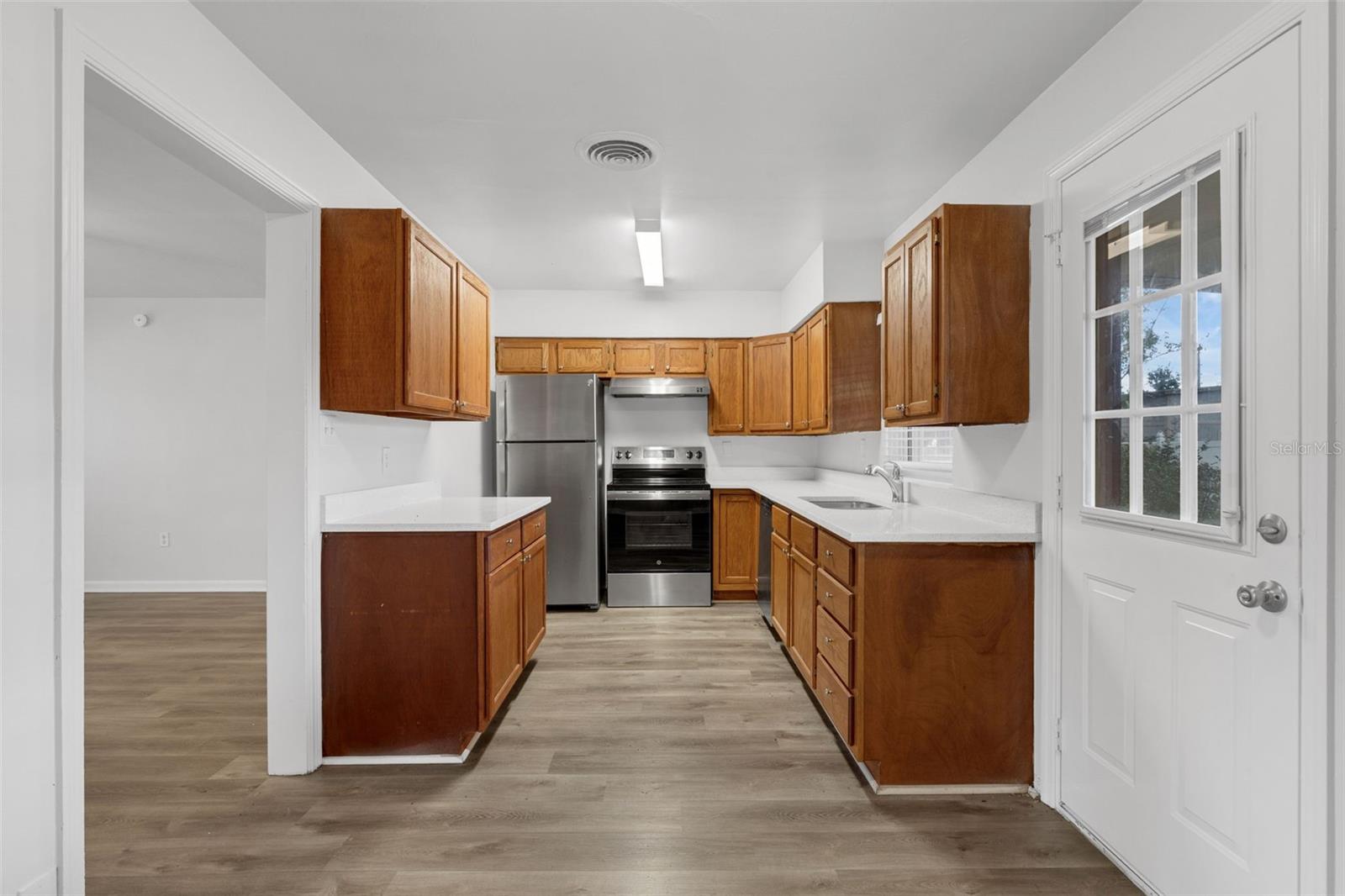 Image 11 of 33 For 203 Lakeview Avenue