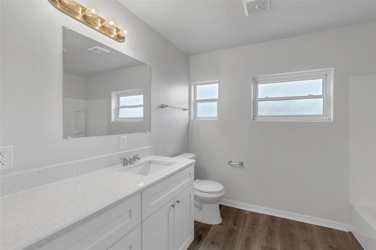 Image 21 of 33 For 203 Lakeview Avenue