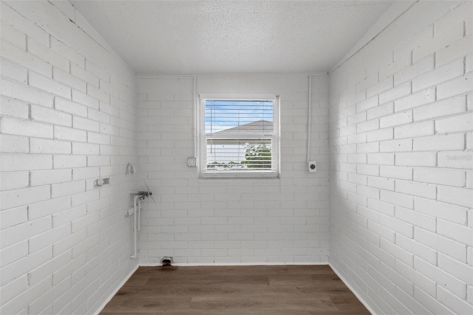 Image 22 of 33 For 203 Lakeview Avenue