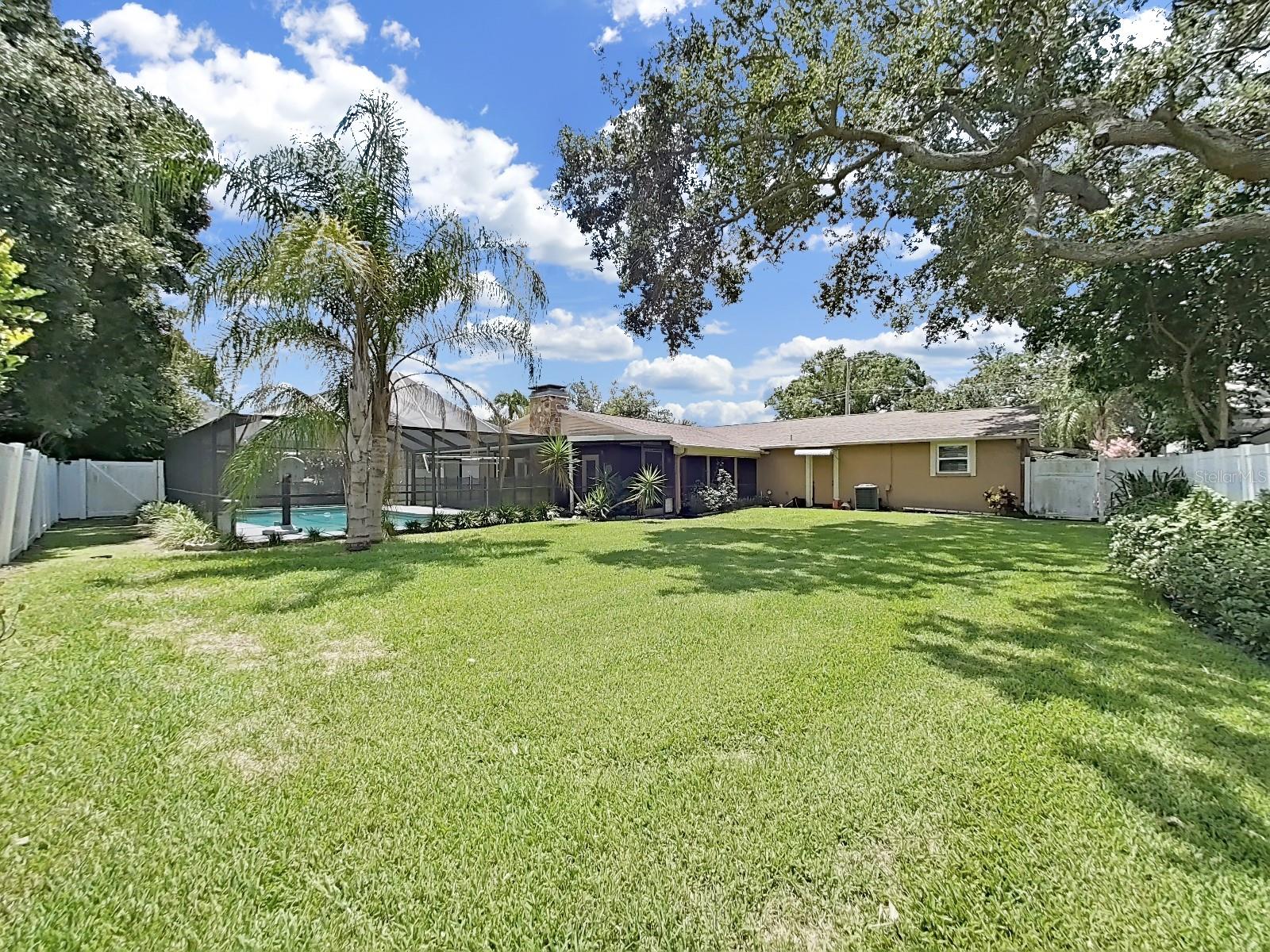 Listing photo id 9 for 2531 Lake Ellen Drive