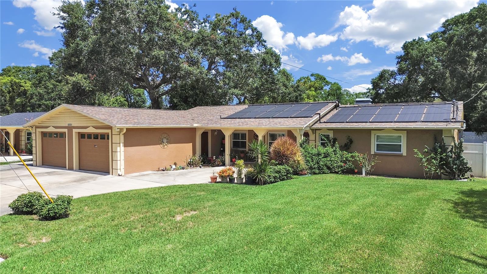 Listing photo id 0 for 2531 Lake Ellen Drive