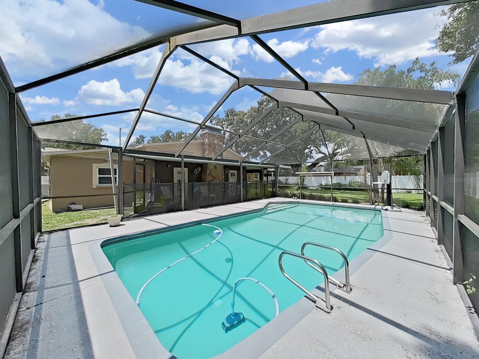 Listing photo id 3 for 2531 Lake Ellen Drive