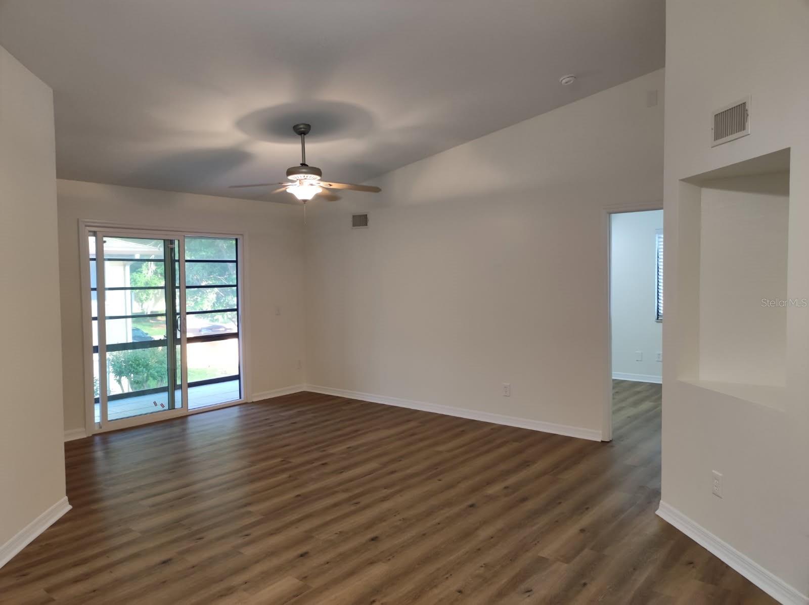 Image 4 of 14 For 6019 Scotchwood Glen 201