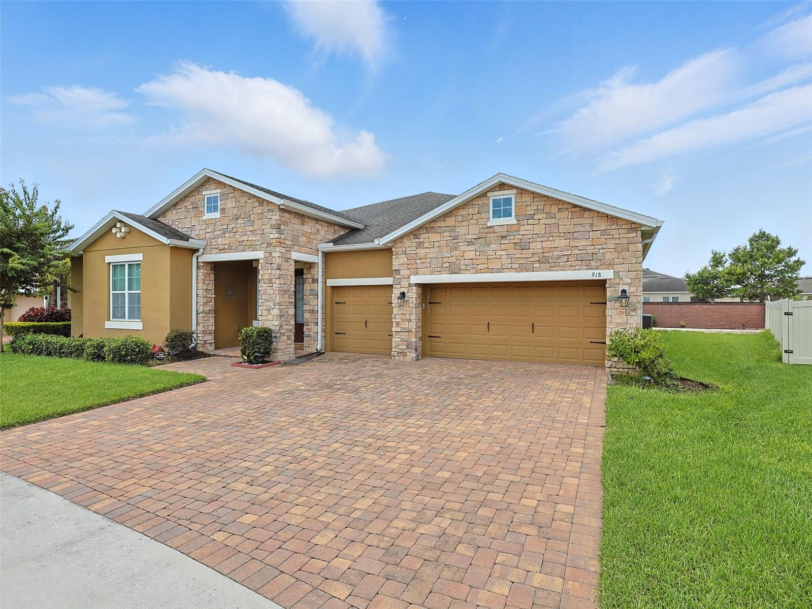 Image 4 of 70 For 918 Blackthorn Drive
