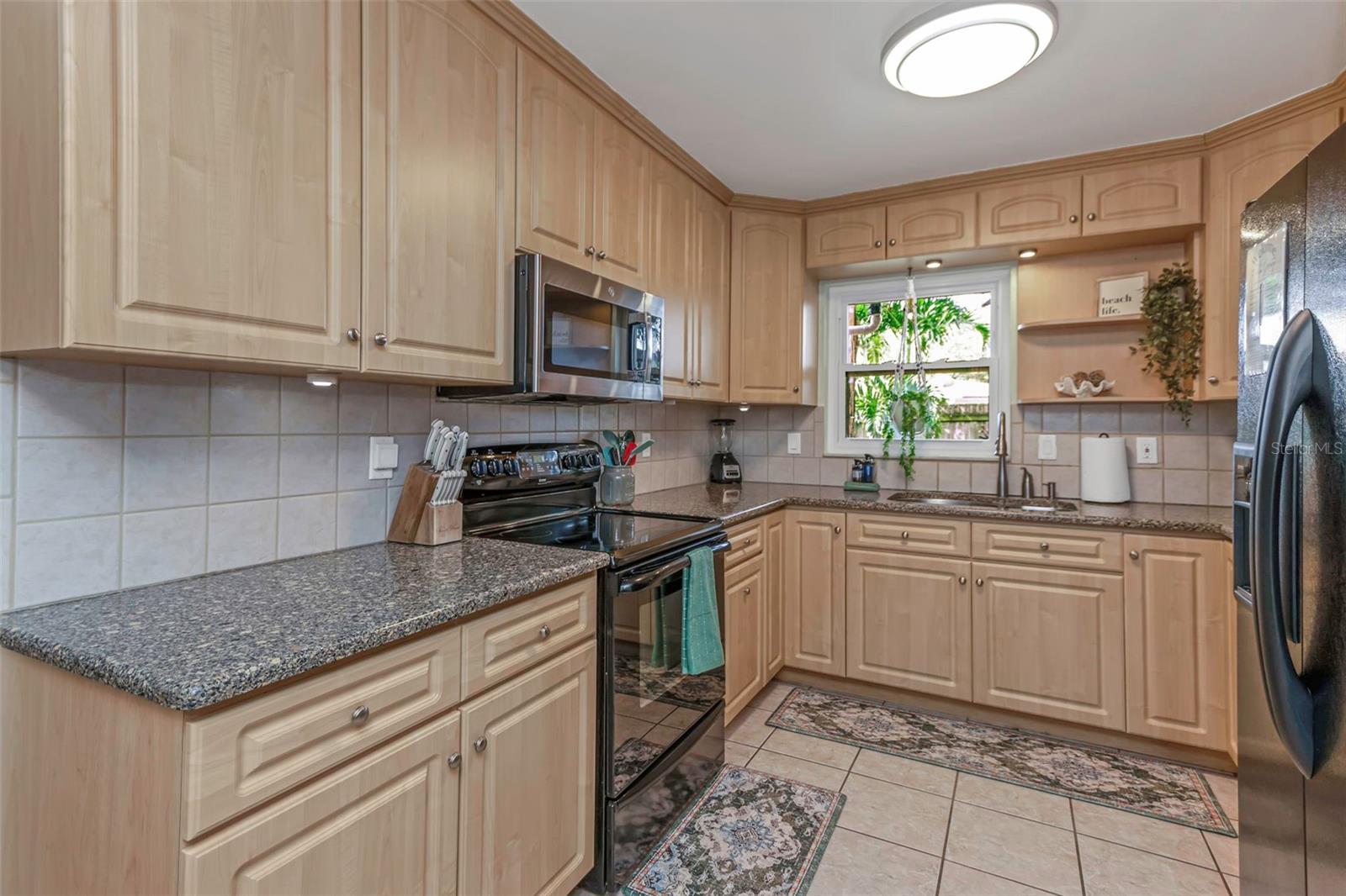 Listing photo id 10 for 11530 66th Avenue N