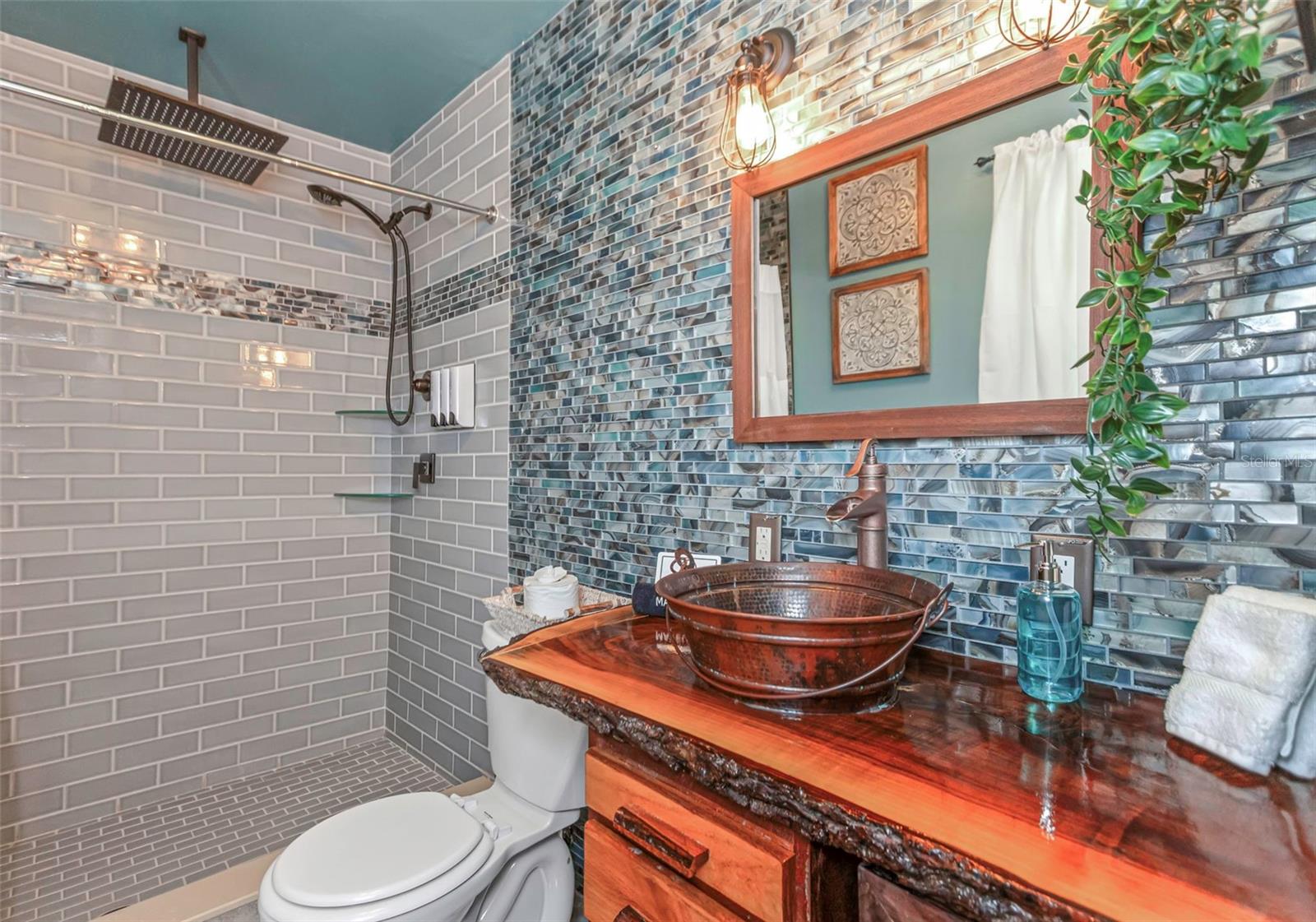 Listing photo id 16 for 11530 66th Avenue N