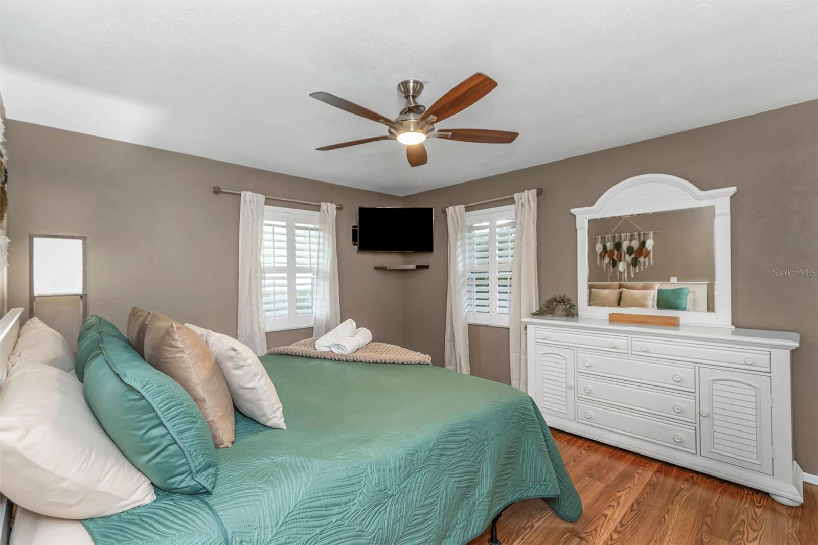 Listing photo id 23 for 11530 66th Avenue N