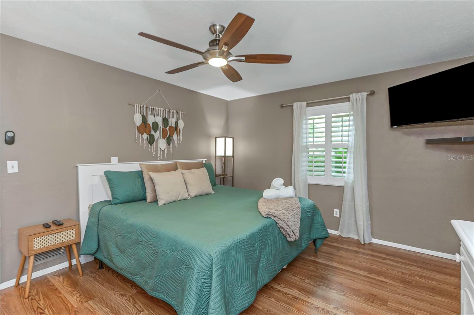 Listing photo id 24 for 11530 66th Avenue N